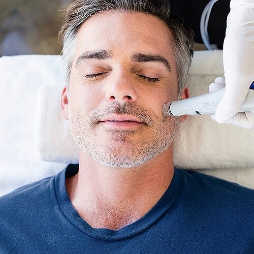 Ein Mann geniesst eine Beauty Gesichtsbehandlung mit Hydrafacial.