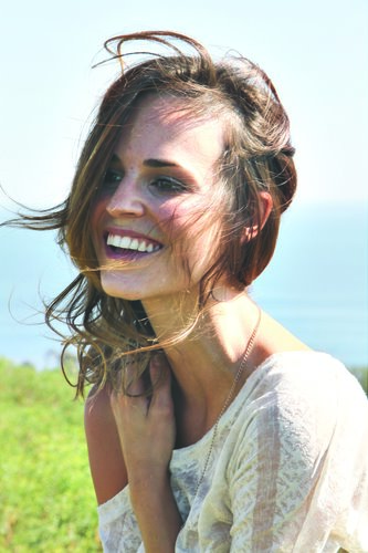 Lachende Frau im Freien – Symbol für frische und strahlende Haut nach einer Hydrafacial-Behandlung.